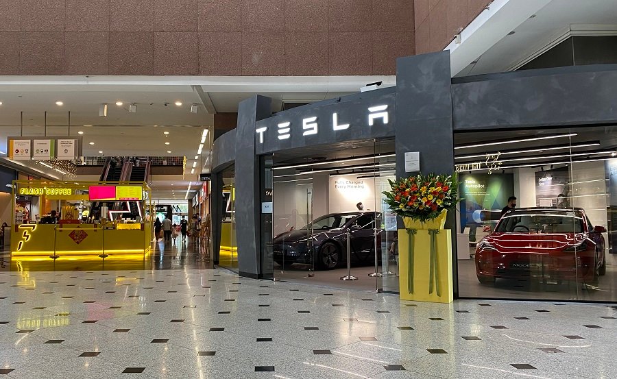 Tesla Walk Store
